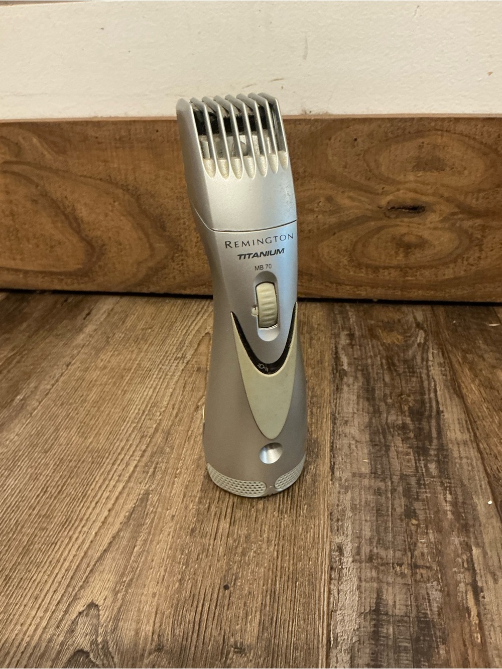 Remington MB-70 Titanium VACUUM Beard & Mustache Trimmer-Rechargeable NO CHARGER